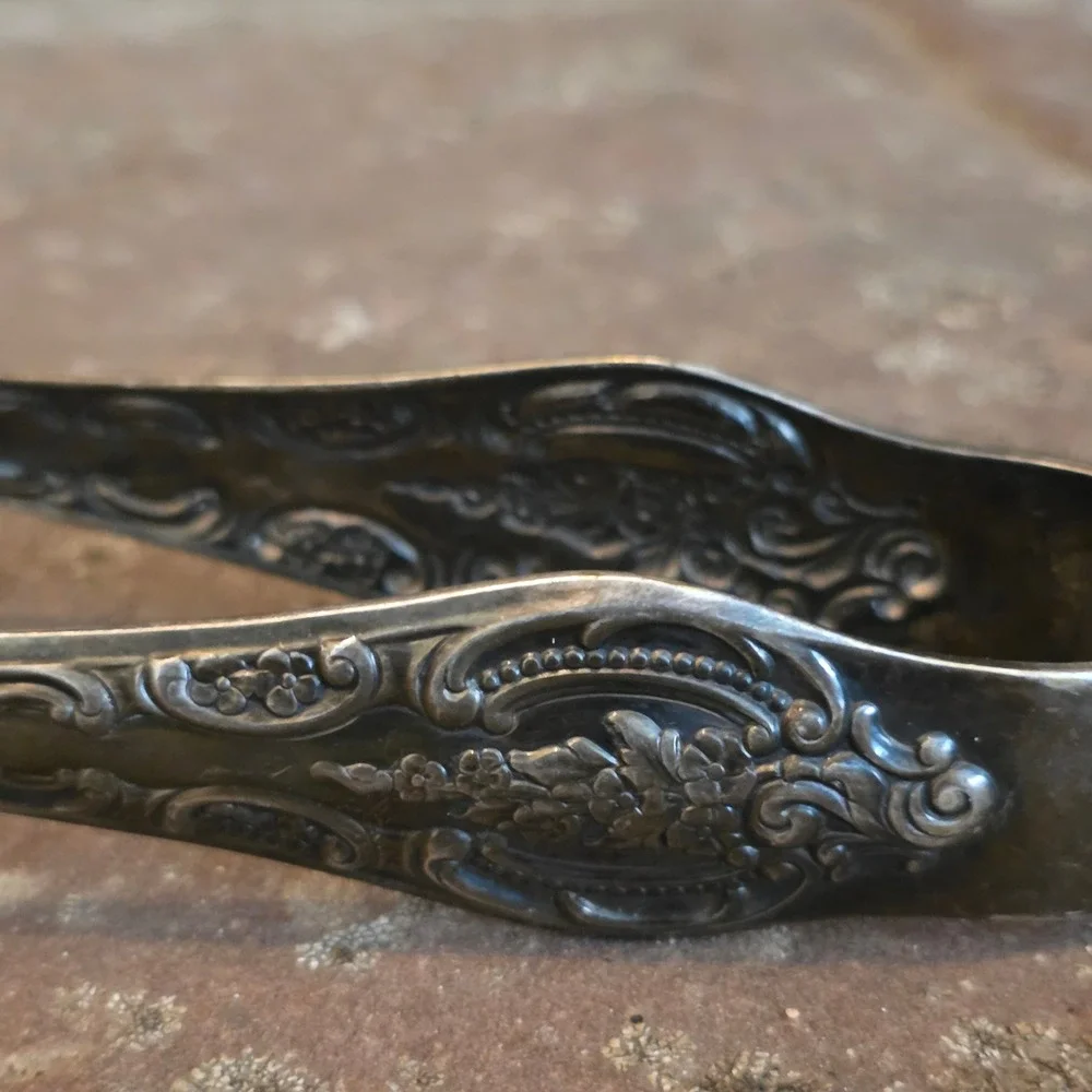 Wallace Silver Plate Antique Tongs Pierced Floral Scroll Ornate Serving Tool 8in